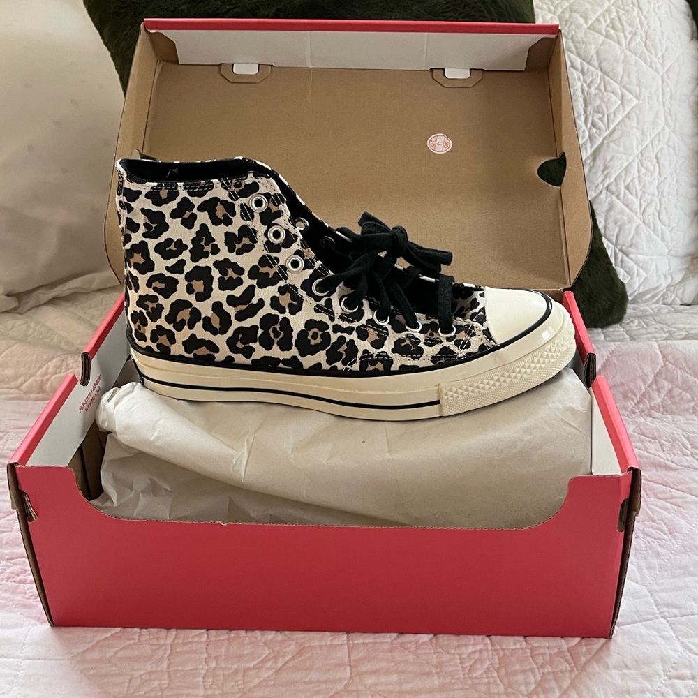 New high top Converse woman size 10.5 men 8.5